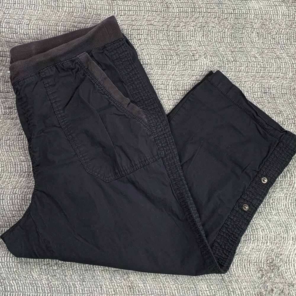 3/$10 Women’s Black Avenue Roll Tab Pull On Khaki Capri Pants Size 14